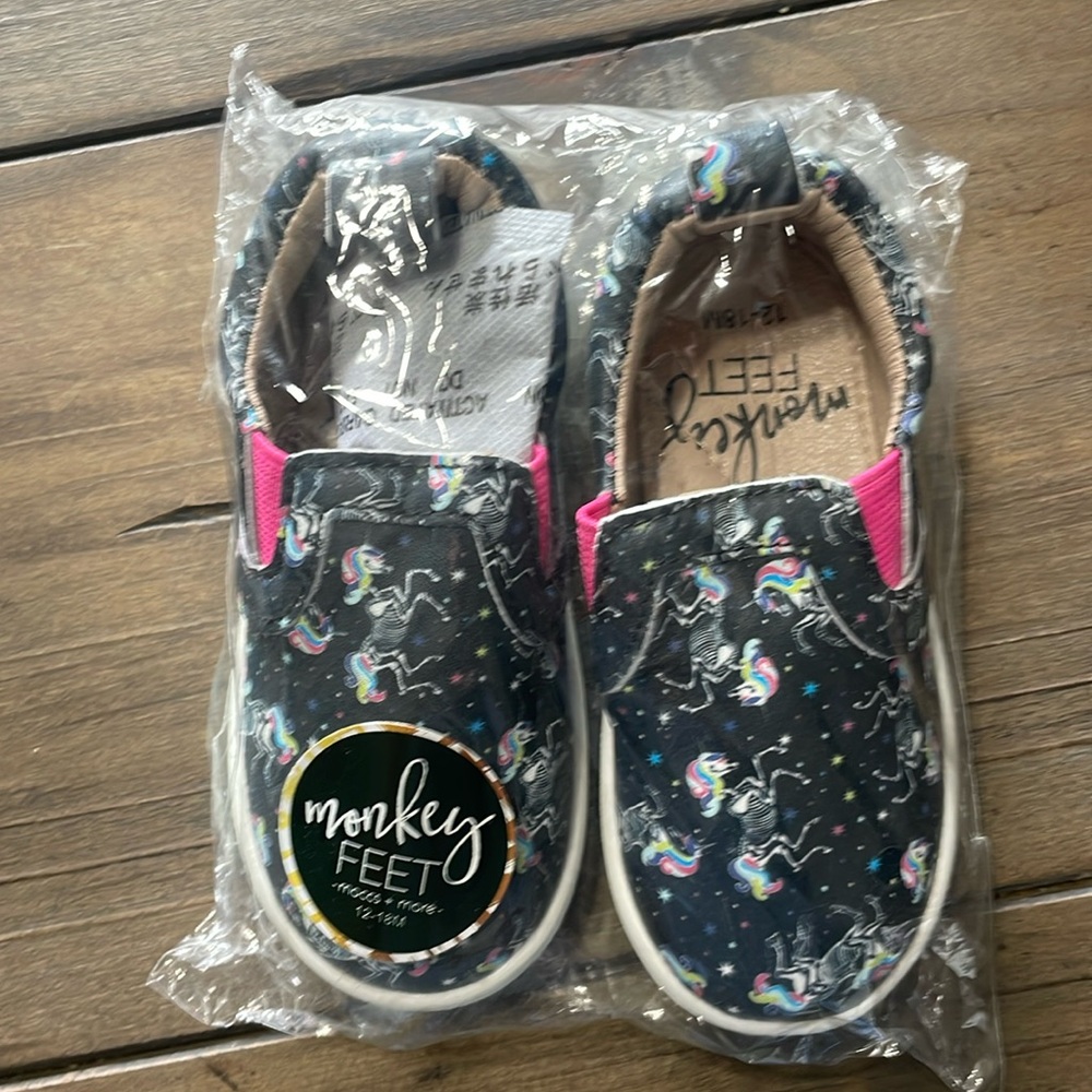 Monkey feet new in bag - unicorn
12-18m